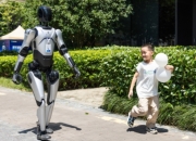 智元机器人24小时自主行走挑战高温Citywalk