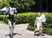 智元机器人24小时自主行走挑战高温Citywalk